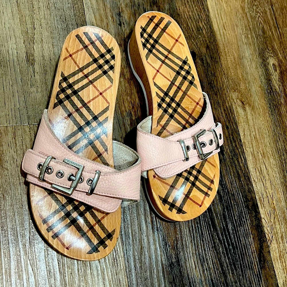 Burberry pink wooden print slides